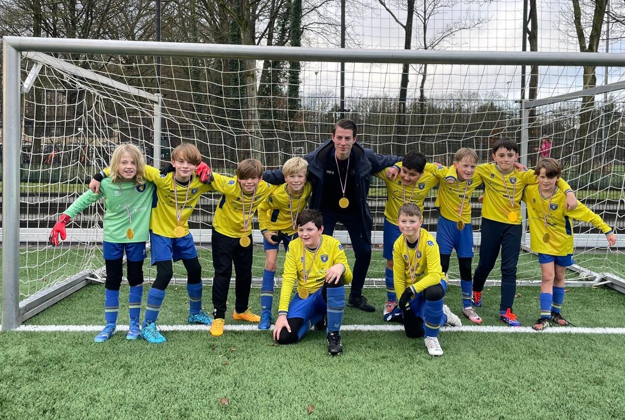 Hattem JO11-2 ongeslagen kampioen